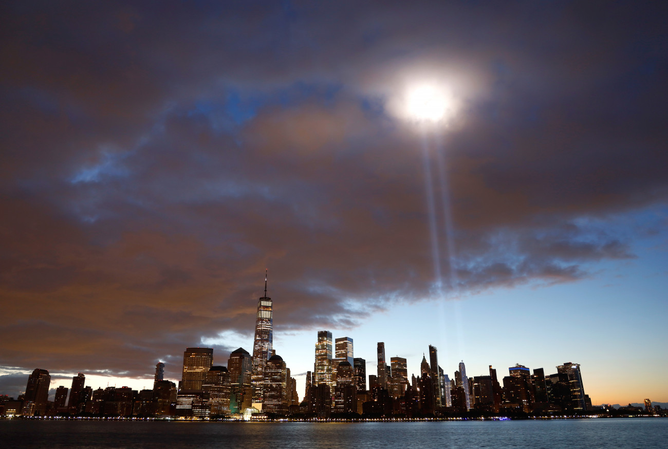 A tiszteletadás fényei a New York-i Manhattanben a One World Trade Centernél 2020. szeptember 12-én – Gary Hershorn/Getty Images