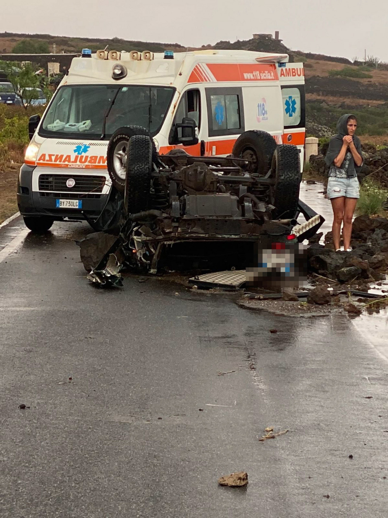 Pantelleria szigete, 2021. szeptember 10.
Az olasz polgári védelem sajtószolgálata által közreadott kép egy felborult autóról egy tornádó pusztítását követően a Szicília közelében fekvő Pantelleria szigetén 2021. szeptember 10-én. A mentőalakulatok tagjainak közlése szerint két személy meghalt, kilencen megsérültek és néhány embert még keresnek.
MTI/EPA/ANSA/ olasz polgári védelem sajtószolgálata