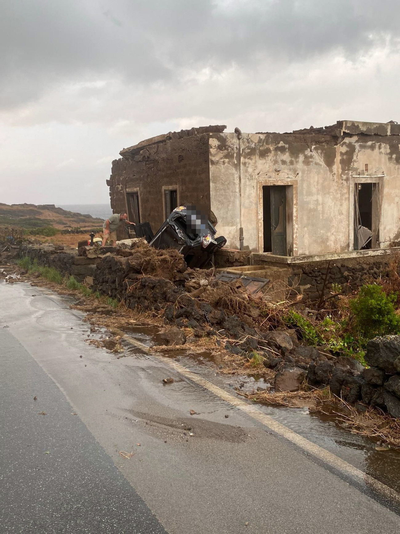 Pantelleria szigete, 2021. szeptember 10.
Az olasz polgári védelem sajtószolgálata által közreadott kép egy tornádó pusztításáról a Szicília közelében fekvő Pantelleria szigetén 2021. szeptember 10-én. A mentőalakulatok tagjainak közlése szerint két személy meghalt, kilencen megsérültek és néhány embert még keresnek.
MTI/EPA/ANSA/Olasz polgári védelem sajtószolgálata
