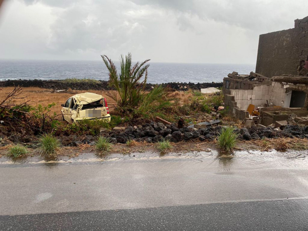 Pantelleria szigete, 2021. szeptember 10.
Az olasz polgári védelem sajtószolgálata által közreadott kép egy tornádó pusztításáról a Szicília közelében fekvő Pantelleria szigetén 2021. szeptember 10-én. A mentőalakulatok tagjainak közlése szerint két személy meghalt, kilencen megsérültek és néhány embert még keresnek.
MTI/EPA/ANSA/Olasz polgári védelem sajtószolgálata