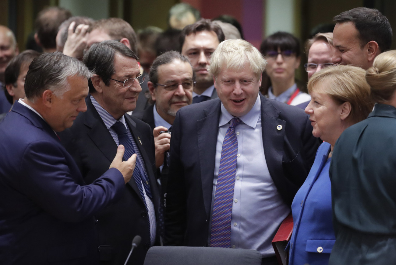 Brüsszel, 2019. október 17.
Orbán Viktor miniszterelnök, Nikosz Anasztasziadisz ciprusi elnök, Boris Johnson brit, Leo Varadkar ír miniszterelnök és Angela Merkel német kancellár (b-j) az Európai Unió brüsszeli csúcstalálkozójának első napján, 2019. október 17-én. A tárgyalások középpontjában a Nagy-Britannia uniós tagságának megszűnéséről született megállapodás áll.
MTI/EPA/Olivier Hoslet