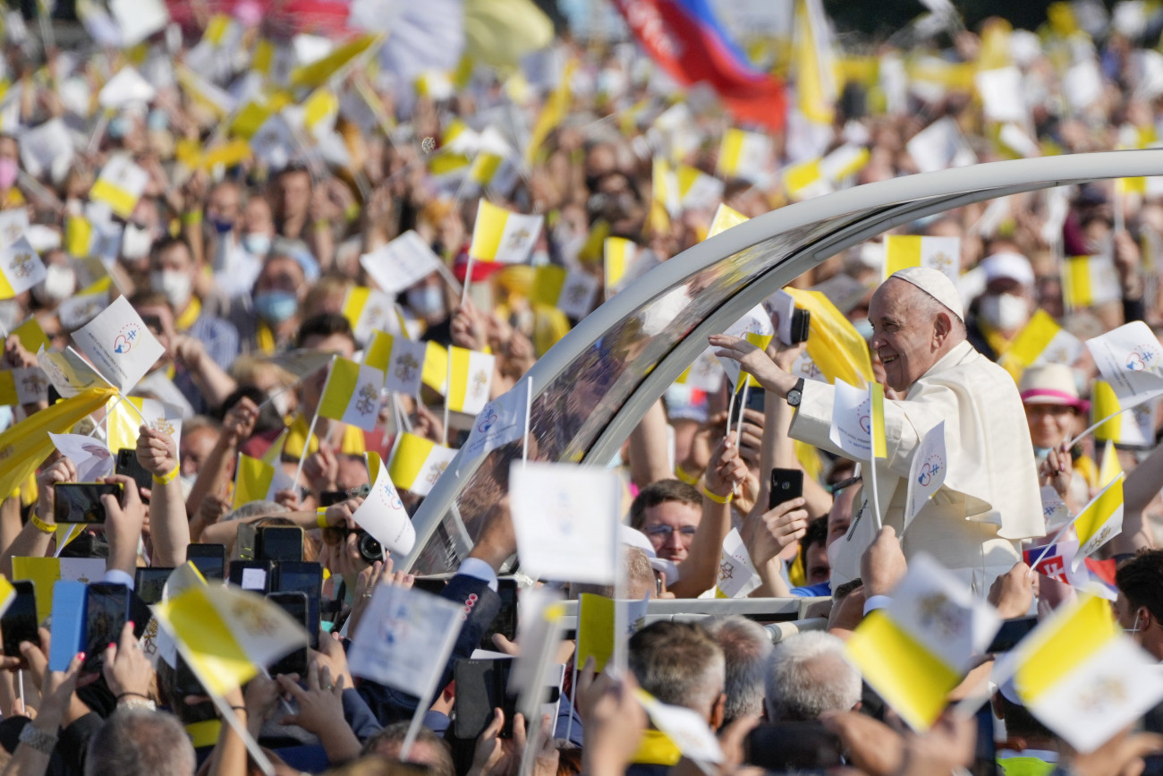 Eperjes, 2021. szeptember 14.
Ferenc pápa köszönti a híveket útban a városi sportcsarnok előtt tartandó miséjére Eperjesen 2021. szeptember 14-én. A katolikus egyházfő négynapos látogatáson tartózkodik Szlovákiában.
MTI/AP/Gregorio Borgia