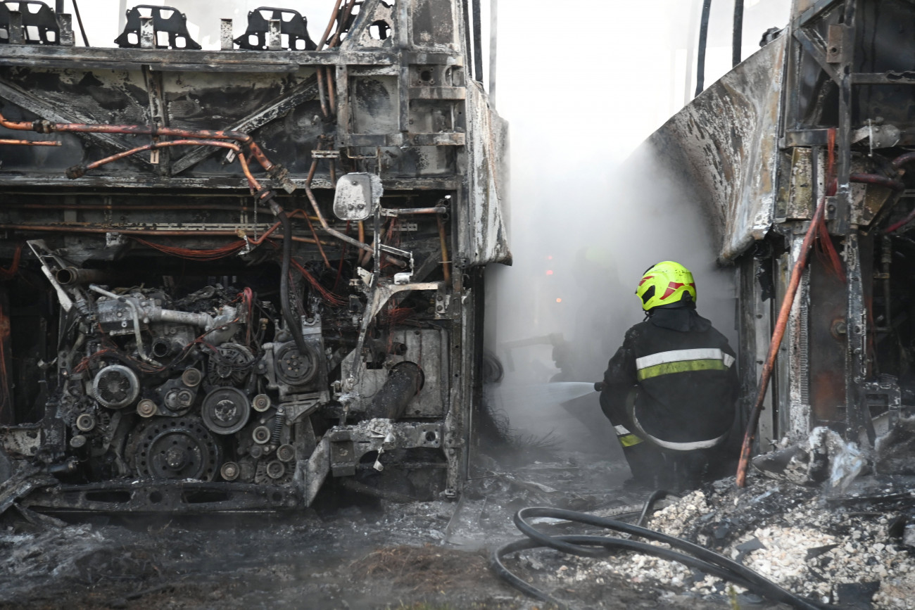 Dunavarsány, 2021. szeptember 15.
Tűzoltó Dunavarsányban, egy Neumann János úti telephelyen, ahol kiégett több autóbusz 2021. szeptember 15-én.
MTI/Mihádák Zoltán