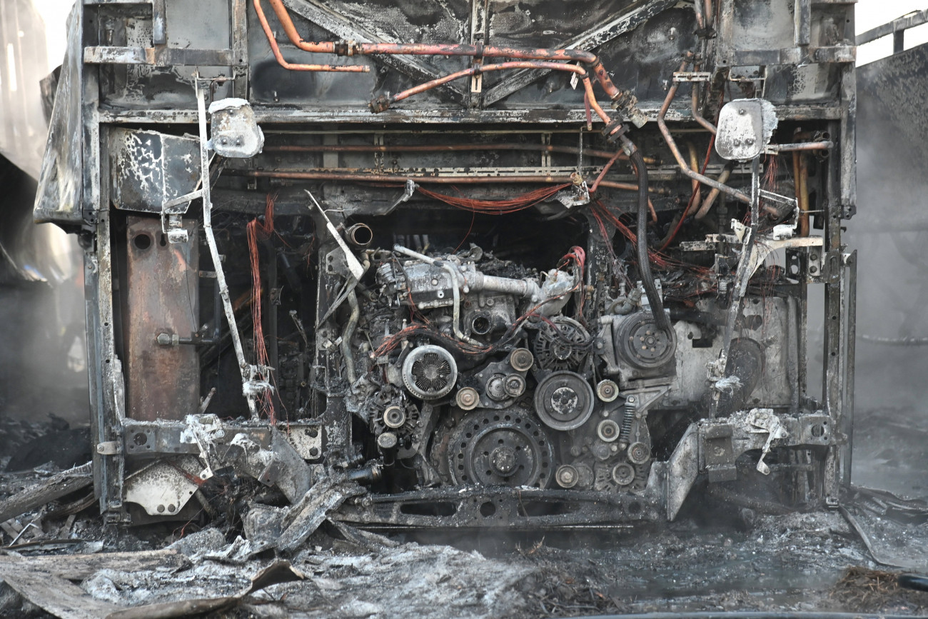Dunavarsány, 2021. szeptember 15.
A kiégett autóbuszok egyike Dunavarsányban, egy Neumann János úti telephelyen, ahol tűz keletkezett 2021. szeptember 15-én.
MTI/Mihádák Zoltán