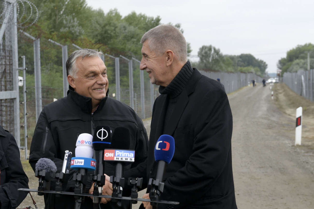 Röszke, 2021. szeptember 22.
Orbán Viktor miniszterelnök (b) és Andrej Babis cseh kormányfő (j) kezet fog a sajtónyilatkozat után, a határszemlét követően a magyar-szerb határnál, az ideiglenes biztonsági határzárnál 2021. szeptember 22-én.
MTI/Koszticsák Szilárd