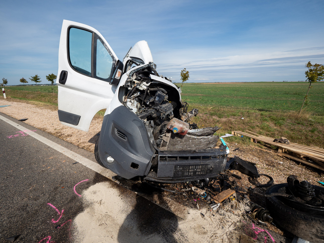 Felsőszentiván, 2021. szeptember 24.
Összeroncsolódott furgon az 55-ös úton Felsőszentiván és Tataháza között 2021. szeptember 24-én. A teherjármű összeütközött egy menetrend szerint közlekedő autóbusszal. A balesetben egy ember meghalt.
MTI/Donka Ferenc