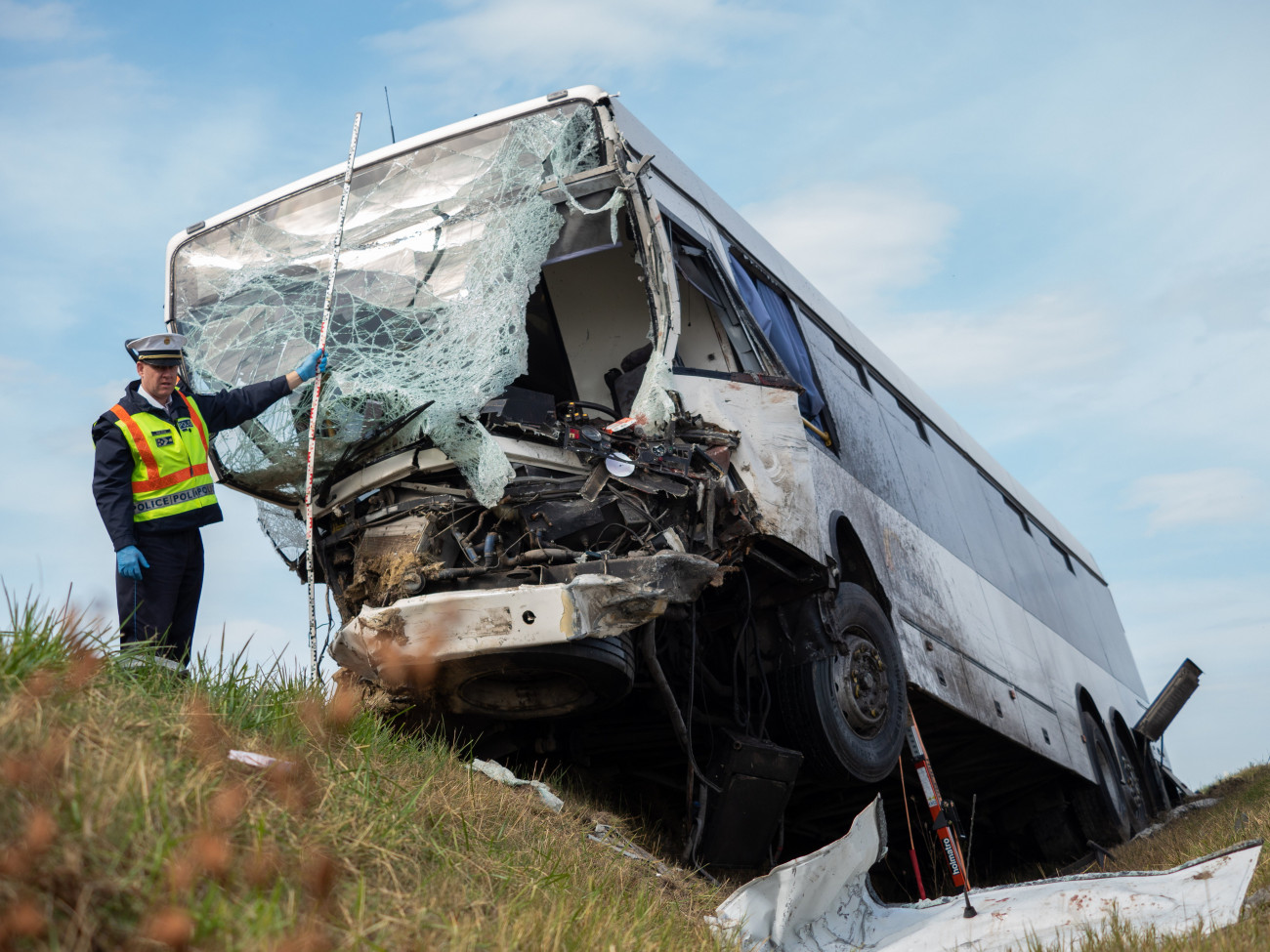 Felsőszentiván, 2021. szeptember 24.
Összeroncsolódott autóbusz az 55-ös úton Felsőszentiván és Tataháza között 2021. szeptember 24-én. A menetrend szerint közlekedő autóbusz összeütközött egy furgonnal. A balesetben egy ember meghalt.
MTI/Donka Ferenc