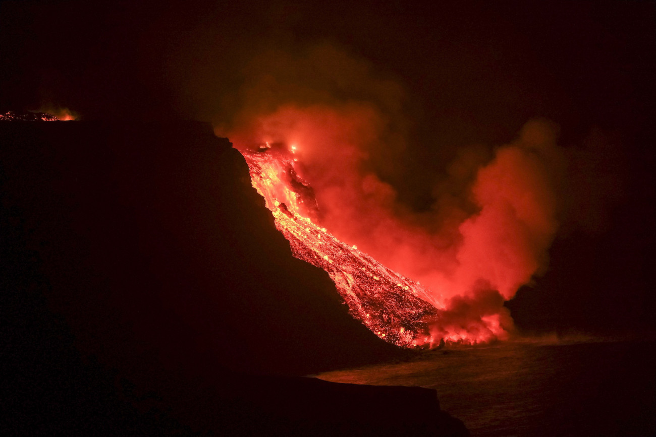 Tazacorte, 2021. szeptember 29.
A Cumbre Vieja tűzhányó lávafolyama beleömlik a tengerbe a Spanyolországhoz tartozó Kanári-szigetek La Palma szigetén fekvő Tazacortes közelében 2021. szeptember 28-án. A Cumbre Vieja vulkán szeptember 19-i kitörése óta már 513 épületet semmisített meg és több mint 237 hektárnyi területet emésztett fel La Palma szigetén. Több mint hatezer embert kellett evakuálni.
MTI/EPA/EFE/Angel Medina