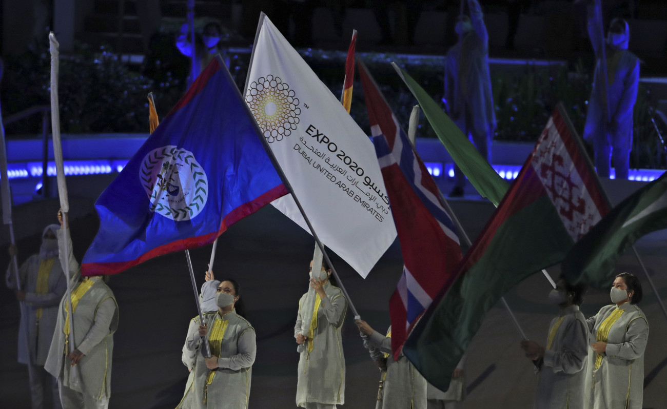 Dubaj, 2021. szeptember 30.
A résztvevő országok nemzeti színű zászlóival vonulnak fellépők a koronavírus-járvány miatt egy évvel elhalasztott dubaji világkiállítás nyitóünnepségén 2021. szeptember 30-án.
MTI/AP/Kamran Dzsebreili