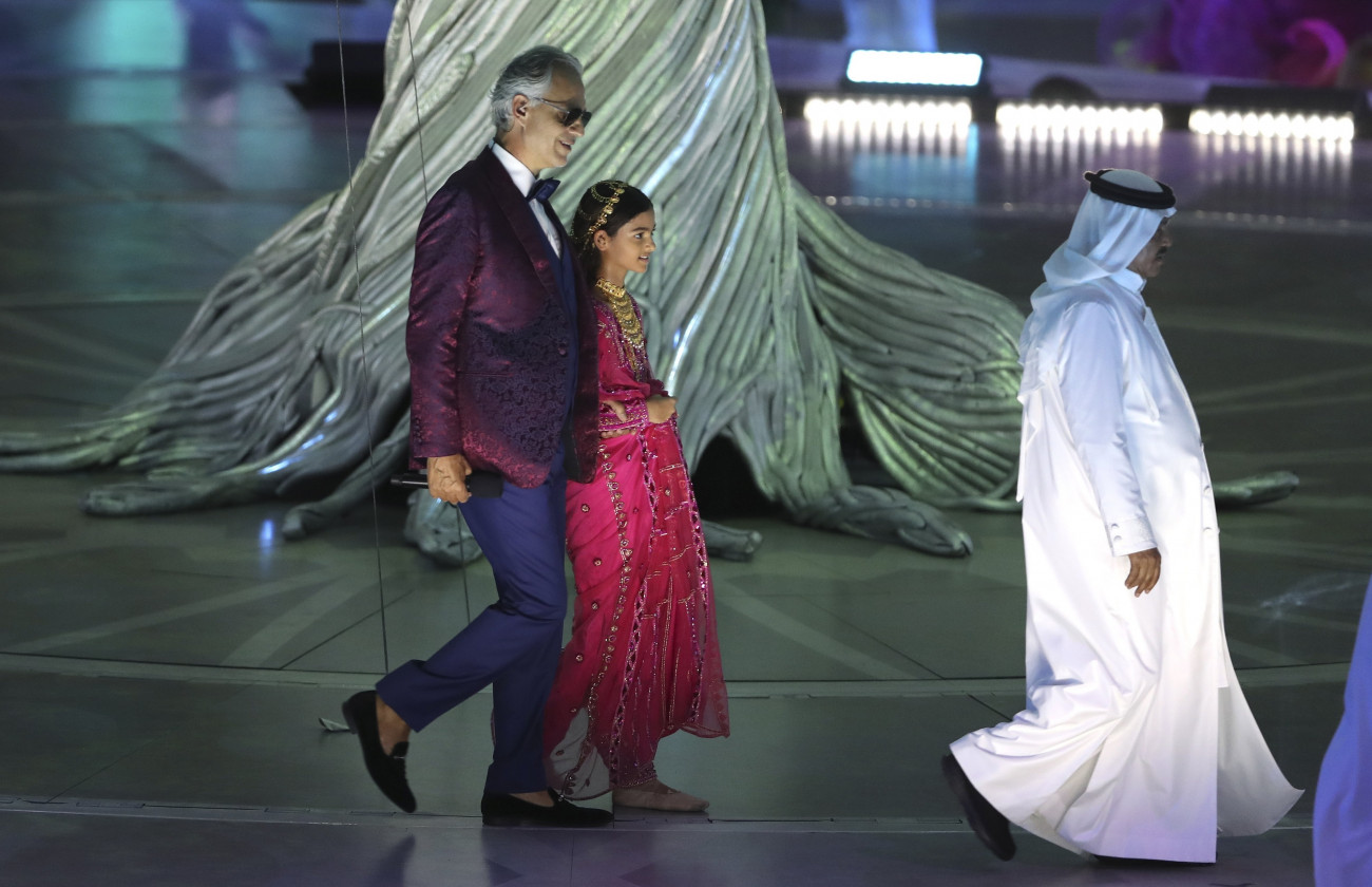 Dubaj, 2021. szeptember 30.
Andrea Bocelli olasz operaénekes (b) a koronavírus-járvány miatt egy évvel elhalasztott dubaji világkiállítás nyitóünnepségén 2021. szeptember 30-án.
MTI/AP/Kamran Dzsebreili
