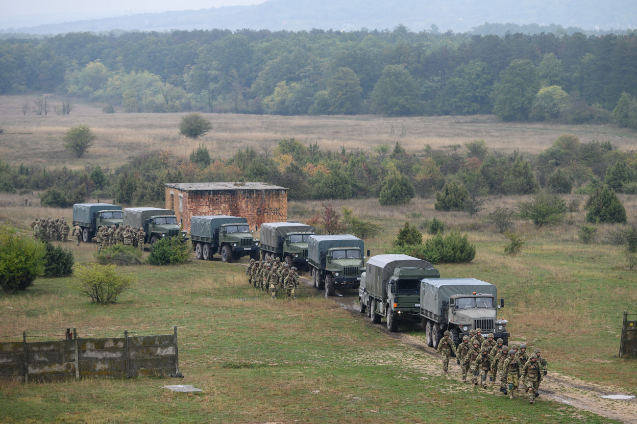 Újdörögd, 2021. október 7.
Tartalékos katonák a hadgyakorlatuk bemutató napján érkeznek Bozó Tibor vezérőrnagy, a Magyar Honvédség Tartalékképző és Támogató Parancsnokság parancsnokának értékelésére a Veszprém megyei Újdörögdön 2021. október 7-én. A katonák egy fiktív harcászati szituációban mutatták be gyakorlati ismereteiket. Az október 2. és 8. között zajló összevont kiképzésen mintegy 700 tartalékos vesz részt, az ország 19 megyéjéből és a fővárosból.
MTI/Vasvári Tamás