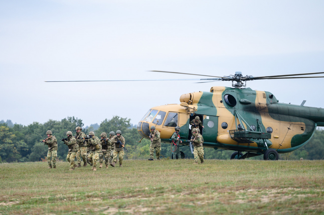Újdörögd, 2021. október 7.
Tartalékos katonák szállnak ki egy helikopterből a hadgyakorlatuk bemutató napján a Veszprém megyei Újdörögdön 2021. október 7-én. A katonák egy fiktív harcászati szituációban mutatták be gyakorlati ismereteiket. Az október 2. és 8. között zajló összevont kiképzésen mintegy 700 tartalékos vesz részt, az ország 19 megyéjéből és a fővárosból.
MTI/Vasvári Tamás