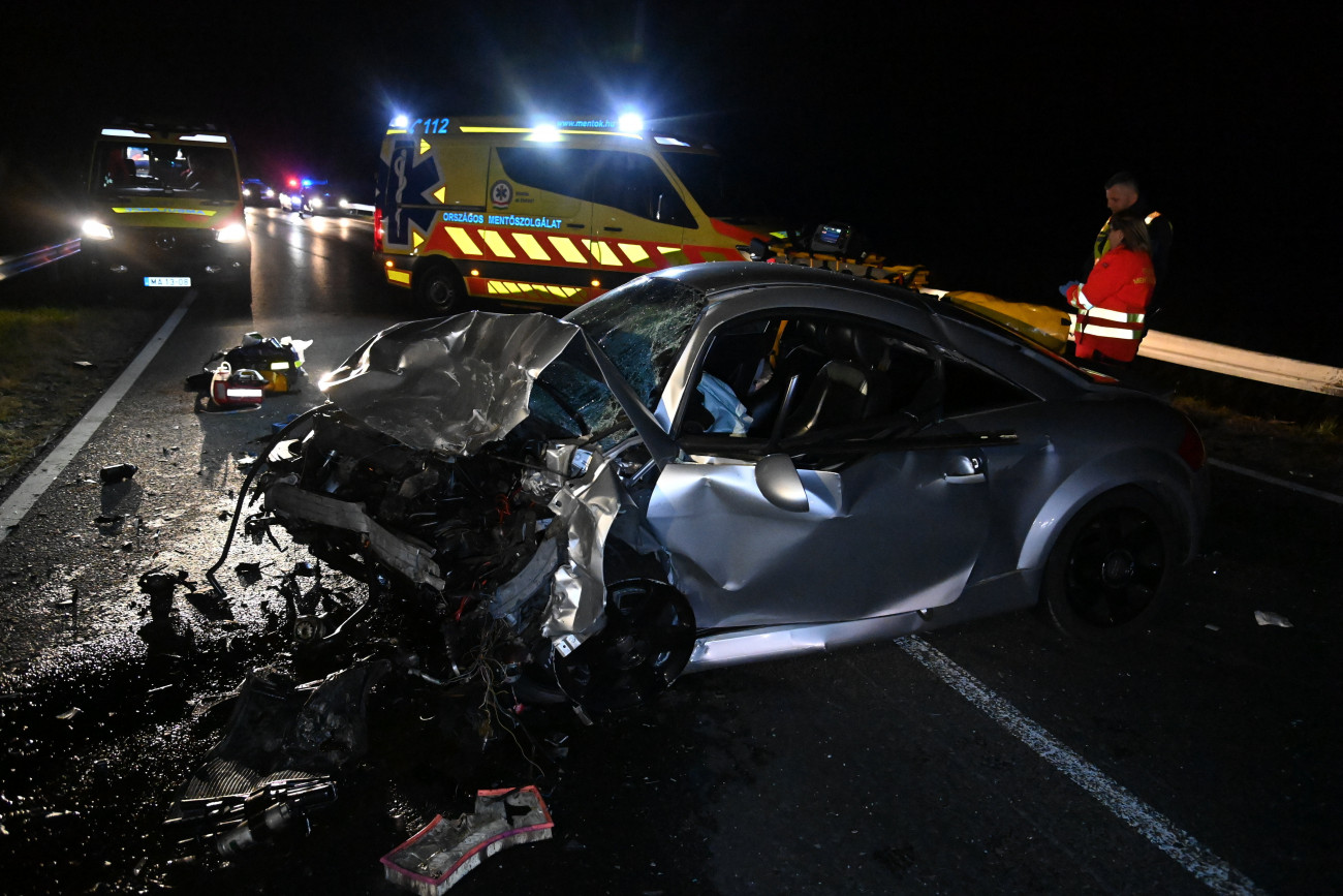 Budapest, 2021. október 10.
Megroncsolódott személygépkocsi, miután egy másik autóval ütközött Budapesten, a 6-os úton 2021. október 9-én. A balesetben egy ember meghalt.
MTI/Mihádák Zoltán