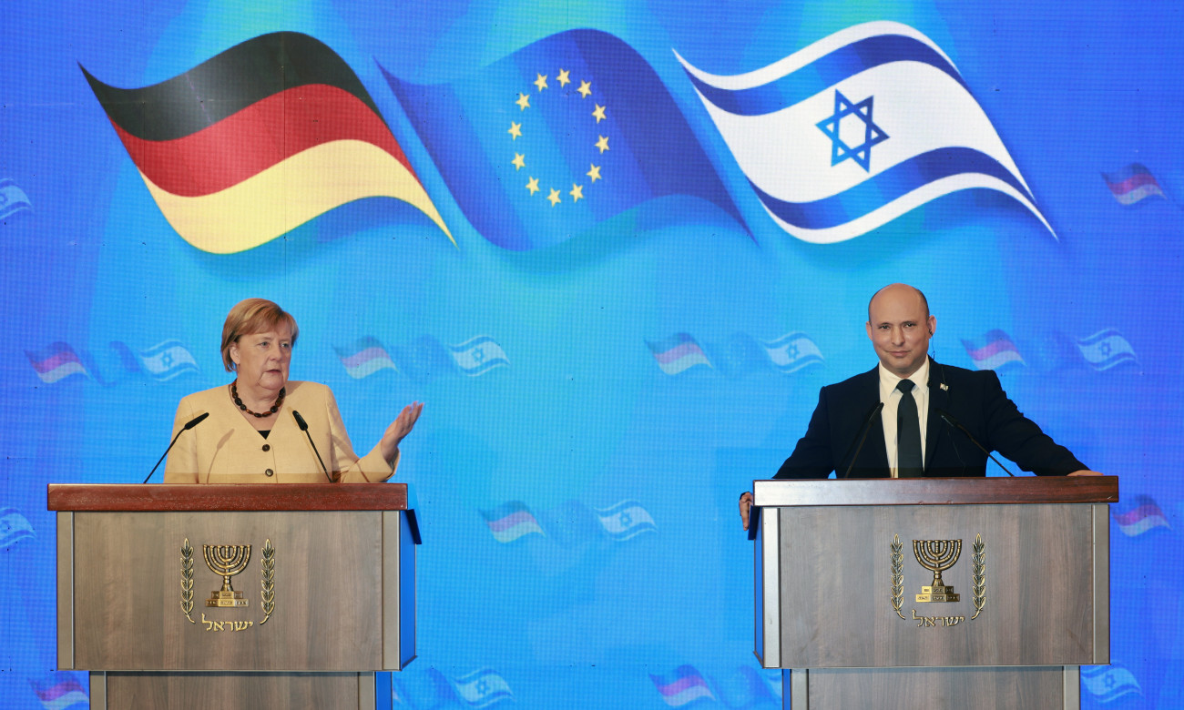 Jeruzsálem, 2021. október 10.
Angela Merkel leköszönő német kancellár (b) és Naftali Bennett izraeli miniszterelnök sajtótájékoztatót tart Jeruzsálemben 2021. október 10-én.
MTI/EPA/AFP/Menahem Kahana