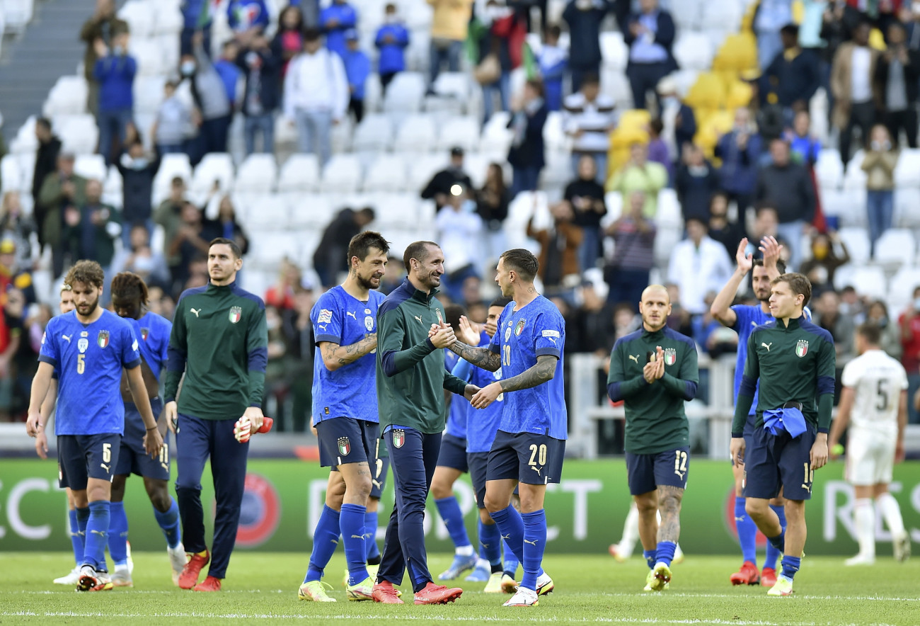 Torino, 2021. október 10.
Az olasz válogatott tagjai ünnepelnek, miután 2-1-re megnyerték a labdarúgó Nemzetek Ligájában játszott Olaszország  Belgium bronzmérkőzést Torinóban 2021. október 10-én.
MTI/EPA/ANSA/Alessandro Di Marco