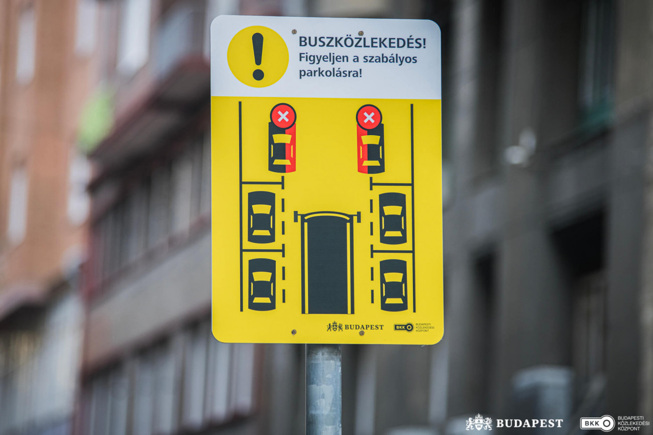 Szabályos parkolásra figyelmeztető tábla Budapest belvárosában – forrás: BKK