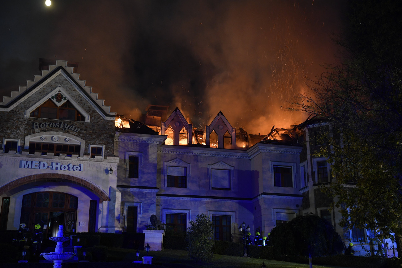 Tamásipuszta, 2021. október 17.
A tamásipusztai Borostyán Med Hotel kigyulladt tetőszerkezete lángol  2021. október 17-én. Az ötös fokozatúra minősített tűzhöz nagy erőkkel vonultak ki a debreceni,a nyíradonyi és a szakolyi tűzoltók, a szálloda épületét 85 embernek kellett elhagynia.
MTI/Czeglédi Zsolt