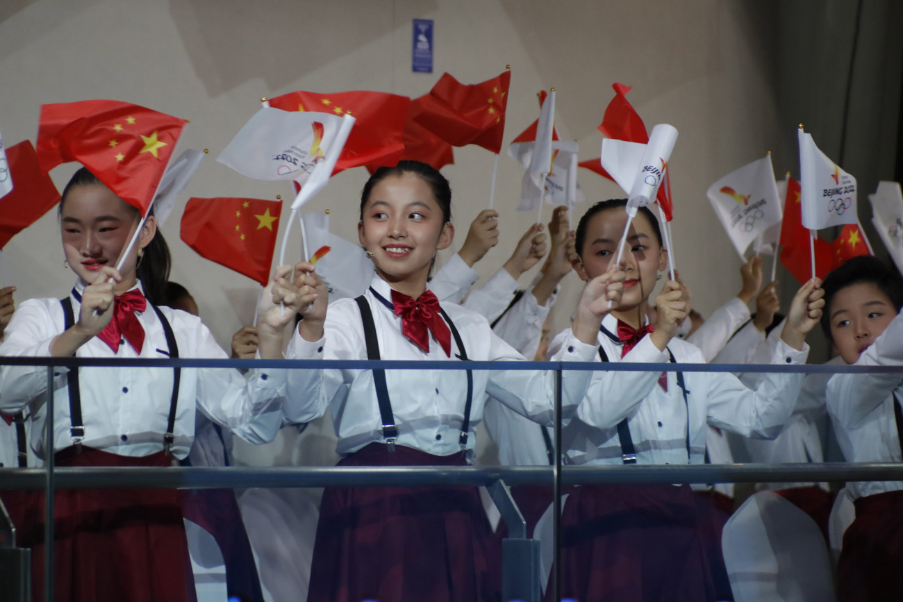 Peking, 2021. október 20.
Olimpiai és nemzeti zászlókat lengető gyermekek a 2022-es pekingi téli olimpiára Athénból a kínai fővárosba érkező olimpiai láng ünnepélyes fogadásán a pekingi Olimpiai Toronyban 2021. október 20-án.
MTI/EPA/Vu Hong