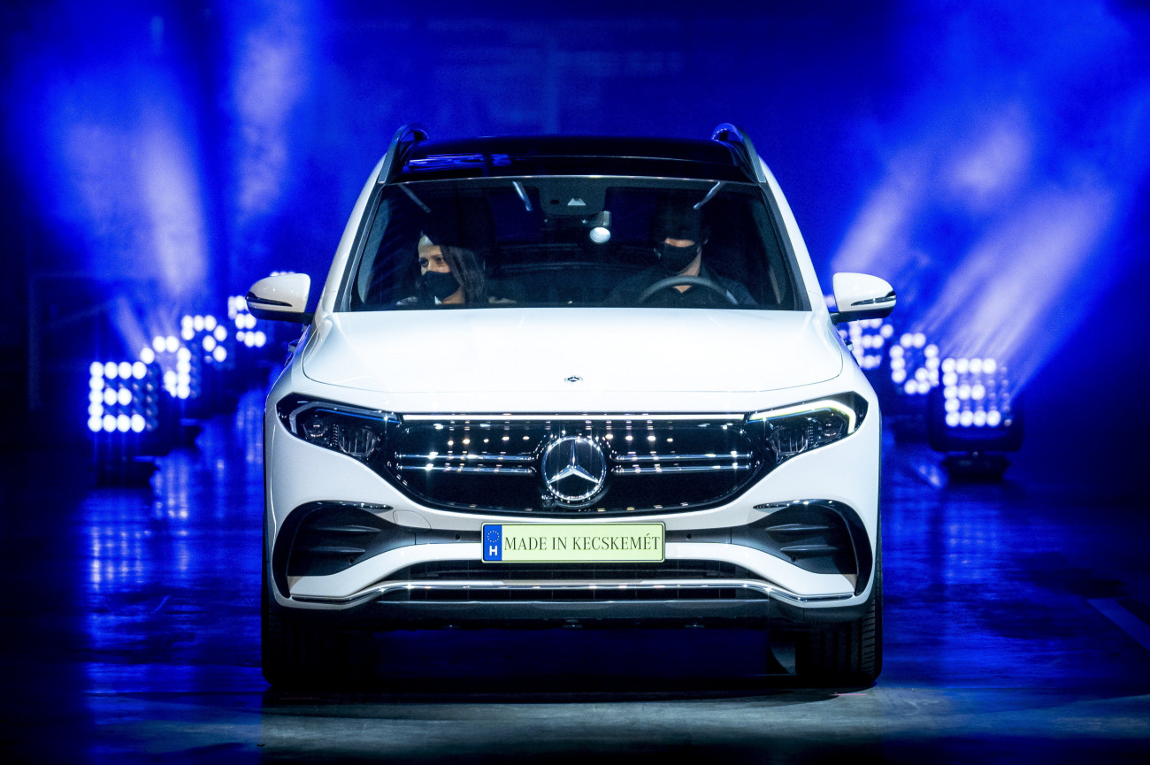 Kecskemét, 2021. október 22.
A Mercedes új, teljesen elektromos SUV modellje, az EQB a sorozatgyártás megindítását bejelentő ünnepségen Kecskeméten 2021. október 22-én.
MTI/Ujvári Sándor