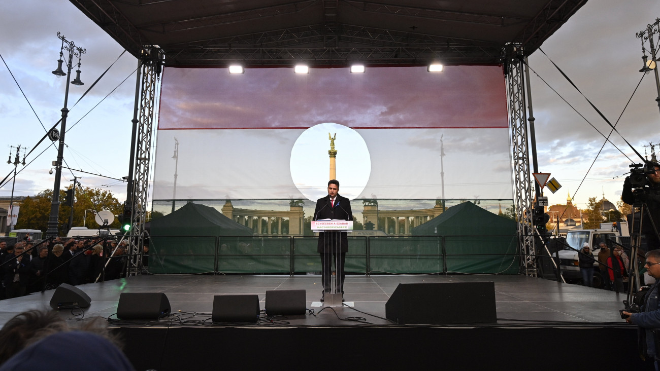 Budapest, 2021. október 23.
Márki-Zay Péter az ellenzék közös miniszterelnök-jelöltje beszédet mond az ellenzéki pártok Egységben a szabad Magyarországért! címmel tartott megemlékezésén, az Andrássy úton az 1956-os forradalom és szabadságharc 65. évfordulóján, 2021. október 23-án.
MTI/Szigetváry Zsolt