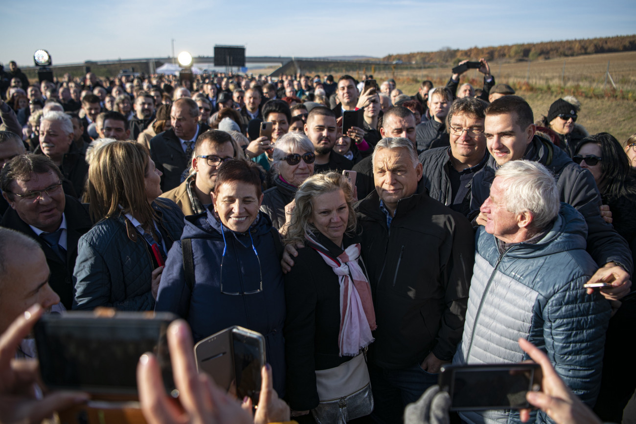 Tornyosnémeti, 2021. október 26.
A Miniszterelnöki Sajtóiroda által közreadott képen Orbán Viktor miniszterelnökkel (előtérben, j2) fotózkodnak az M30-as gyorsforgalmi út Miskolcot Kassával összekötő szakaszának átadóünnepségén Tornyosnémetiben 2021. október 26-án.
MTI/Miniszterelnöki Sajtóiroda/Benko Vivien Cher