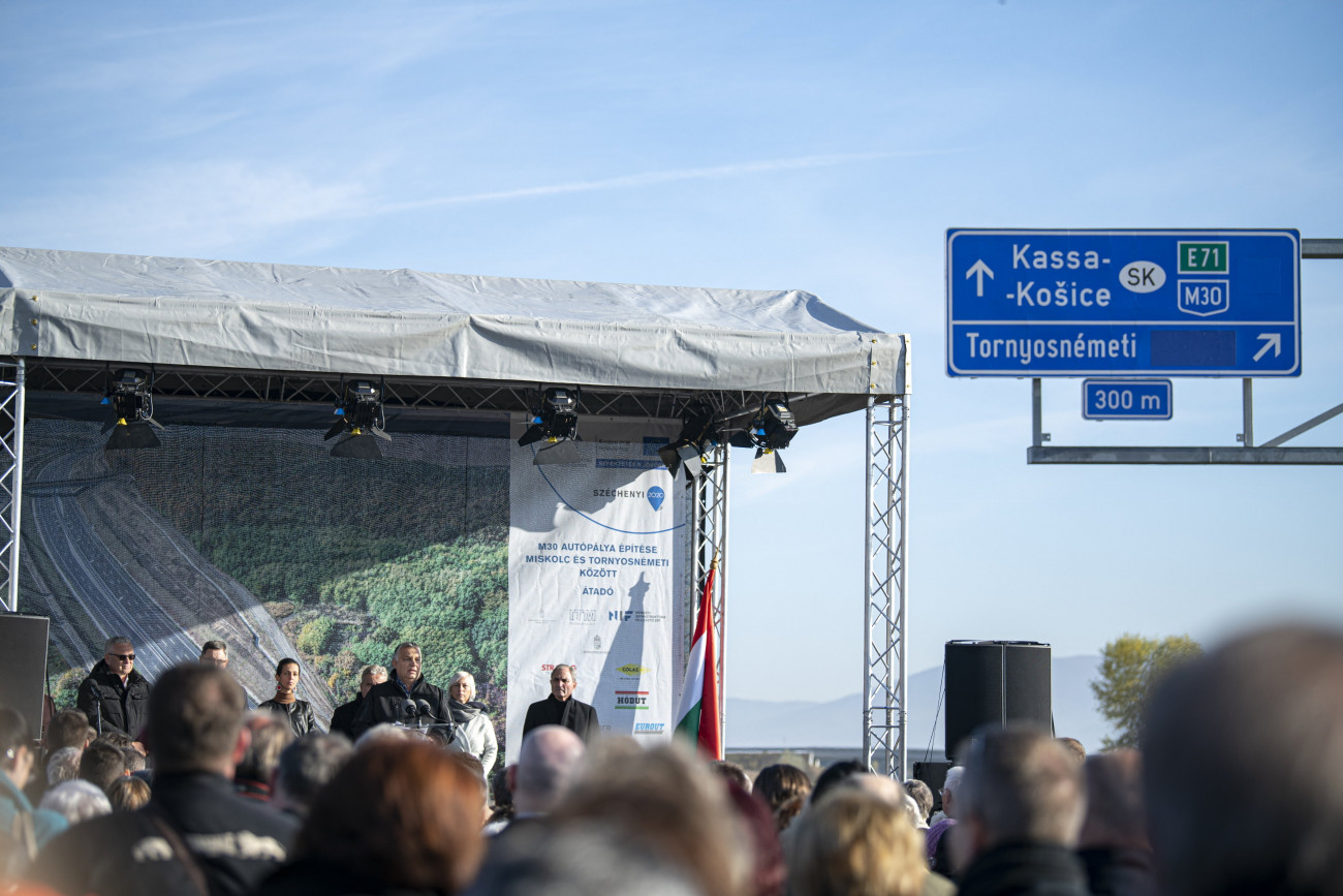 Tornyosnémeti, 2021. október 26.
A Miniszterelnöki Sajtóiroda által közreadott képen Orbán Viktor miniszterelnök beszédet mond az M30-as gyorsforgalmi út Miskolcot Kassával összekötő szakaszának átadóünnepségén Tornyosnémetiben 2021. október 26-án. A kormányfő mögött Demeter Zoltán (b), Hörcsik Richárd (b3), Koncz Zsófia (b3) és Csöbör Katalin (b5), Borsod-Abaúj-Zemplén megye fideszes országgyűlési képviselői, Nagy Róbert Attila, a beruházó Nemzeti Infrastruktúra Fejlesztő Zrt. vezérigazgatója (j3). 
MTI/Miniszterelnöki Sajtóiroda/Benko Vivien Cher