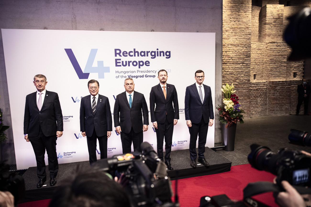 Budapest, 2021. november 4.
A Miniszterelnöki Sajtóiroda által közreadott képen Mun Dzse In dél-koreai államfő (b2), valamint Orbán Viktor magyar (k), Andrej Babis cseh (b), Eduard Heger szlovák (j2) és Mateusz Morawiecki lengyel kormányfő a V4-Dél-Korea-csúcstalálkozón Budapesten, a Várkert Bazárban 2021. november 4-én.
MTI/Miniszterelnöki Sajtóiroda/Fischer Zoltán