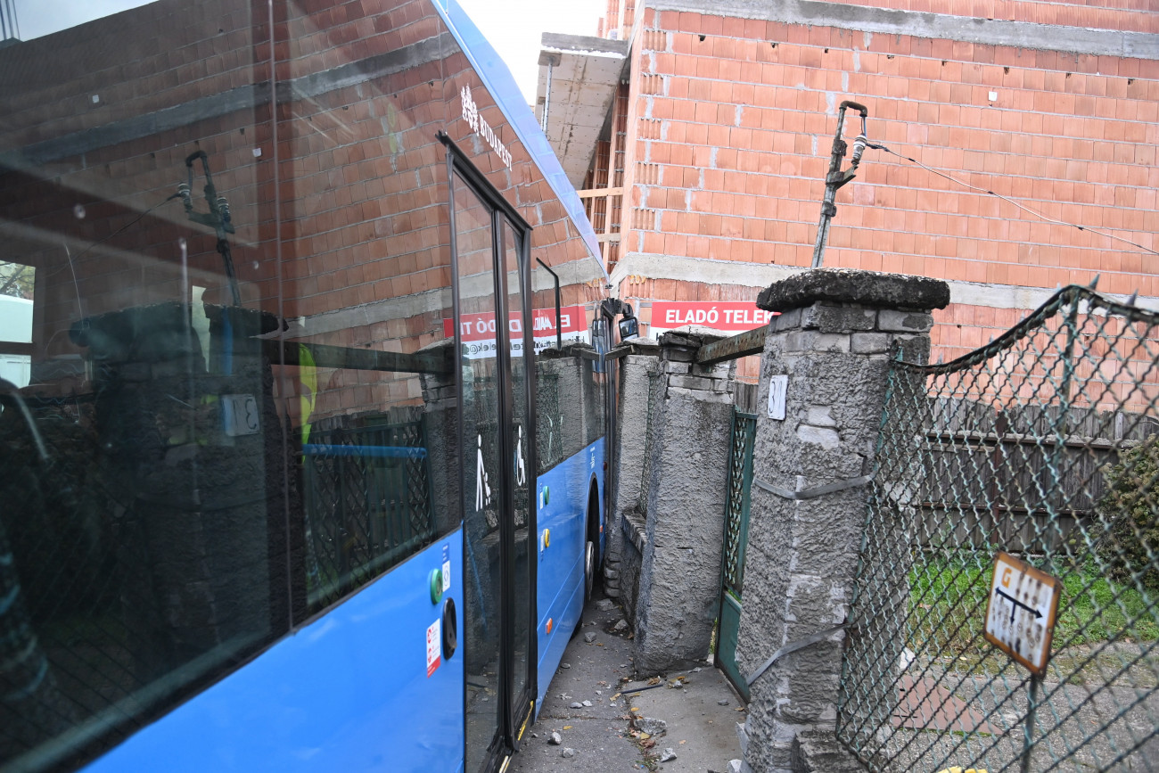 Budapest, 2021. november 5.
Eddig ismeretlen okból egy társasházi építkezés állványzatába csapódott, megrongálódott autóbusz Budapest 19. kerületében a Lehel utcában 2021. november 5-én. A BKK busza nem szállított utasokat.
MTI/Mihádák Zoltán