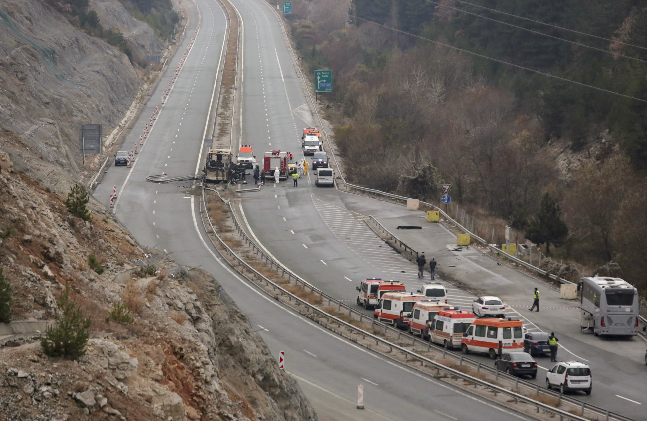 Bosnek, 2021. november 23.
Rendőrök és tűzoltók a Szófiát Blagoevgraddal összekötő Sztruma autópályán történt buszbaleset helyszínén 2021. november 23-án. Az észak-macedóniai turistabusz súlyos balesetet szenvedett és lángra kapott, a szerencsétlenségben negyvehat ember életét vesztette, köztük tizenkét gyerek.
MTI/AP/Valentina Petrova