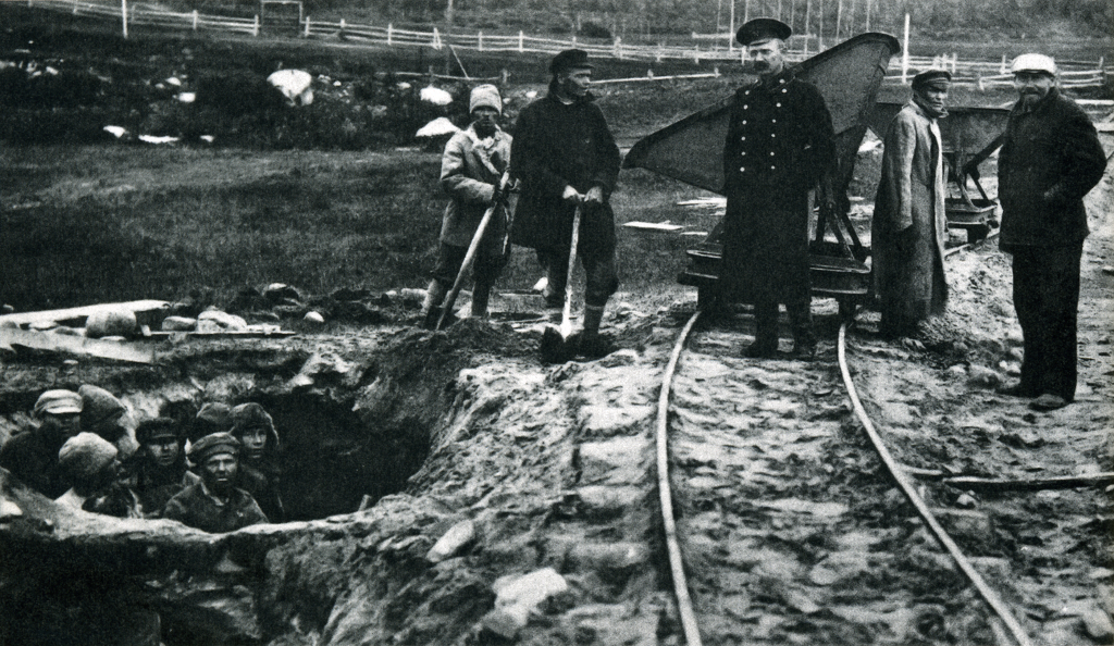 Rabok és őreik egy Gulag-táborban 1925 körül (Wikipédia/ismeretlen)