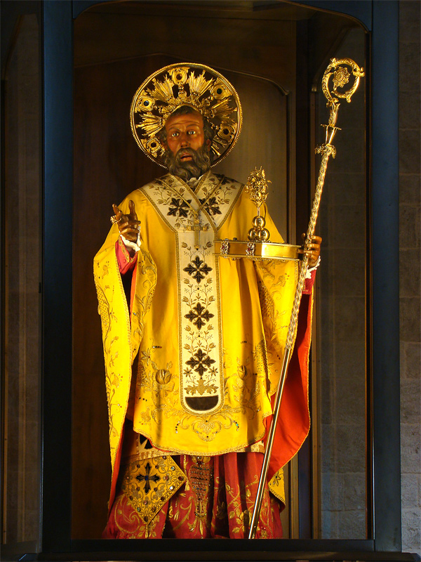 Szent Miklós szobra az európai kereszténység egyik legjelentősebb egyházi építményéban, a szent csontjait őrző San Nicola bazilikában, az olaszországi Bariban (Wikipédia/Tango7174)