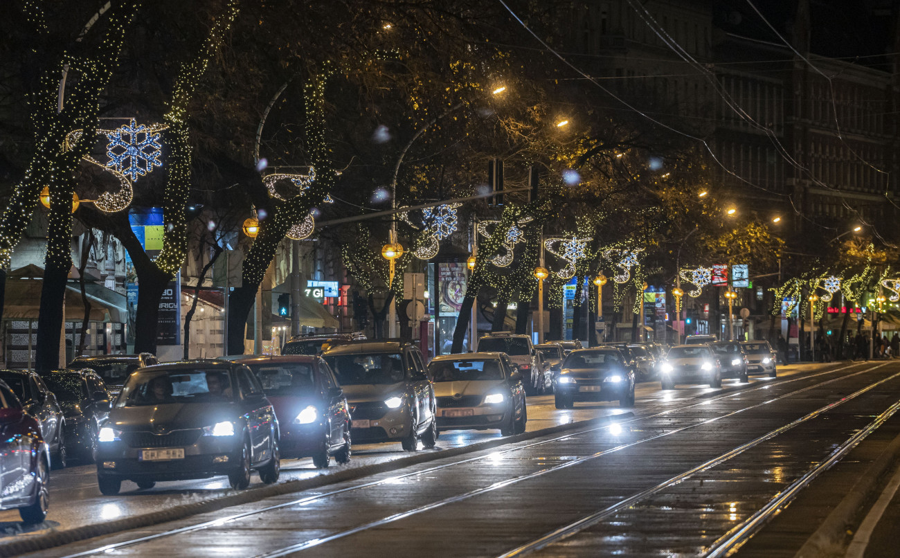 Budapest, 2021. november 28.
Karácsonyi díszkivilágítás a József körúton 2021. november 28-án.
MTI/Szigetváry Zsolt