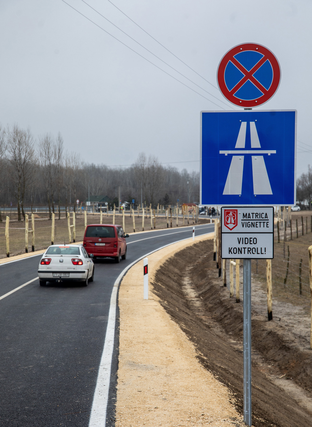 Csengele, 2021. december 11.
Az M5-ös autópálya újonnan átadott csengelei csomópontjához vezető út 2021. december 11-én.
MTI/Rosta Tibor