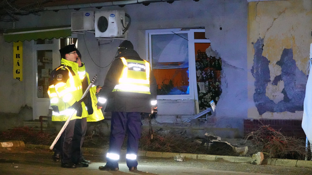 Mórahalom, 2021. december 14.
Sérült épület Mórahalom belterületén, miután egy illegális migránsokat szállító, szerb rendszámú autó sofőrje a mélységi ellenőrzésben részt vevő rendőröket meglátva nagy sebességgel megpróbált elmenekülni, de a járművel a háznak ütközött és felborult 2021. december 13-án. A balesetben hét ember halt meg, négy pedig megsérült. A sofőrt a rendőrök a helyszínen elfogták.
MTI/Donka Ferenc