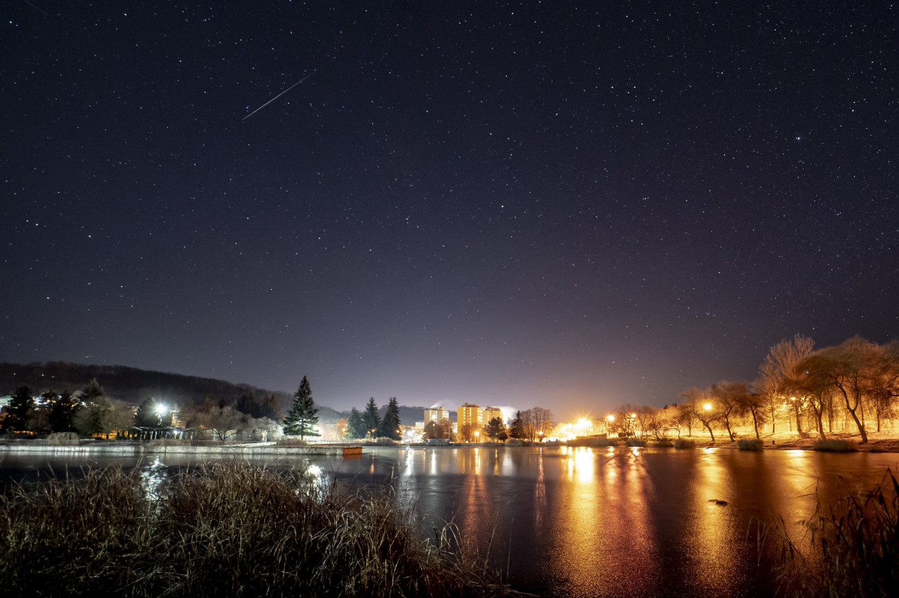Salgótarján, 2021. december 14.
Meteor látszik az égbolton a salgótarjáni Beszterce-lakótelep felett 2021. december 14-én hajnalban, a Geminidák meteorraj maximumának közelében.
MTI/Komka Péter