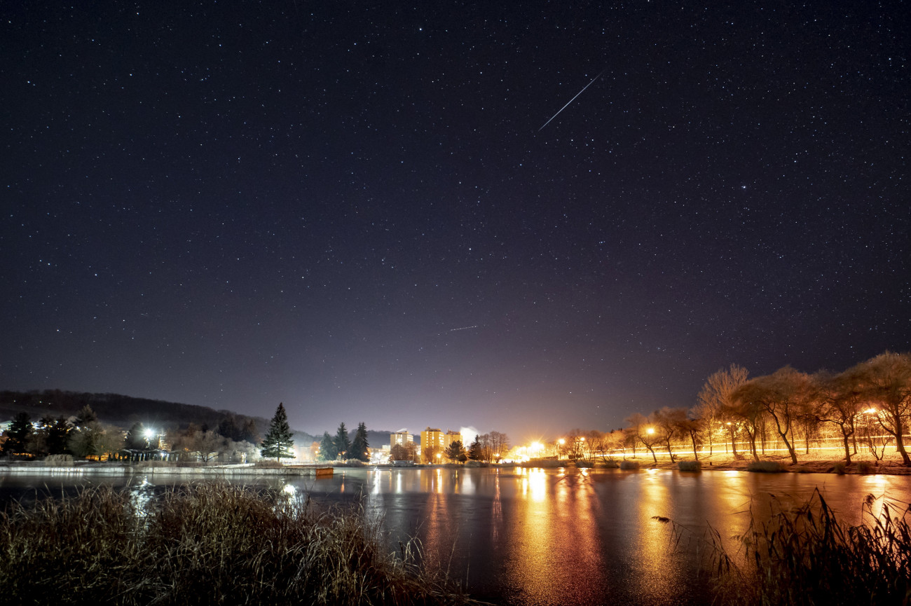 Salgótarján, 2021. december 14.
Meteor látszik az égbolton a salgótarjáni Beszterce-lakótelep felett 2021. december 14-én hajnalban, a Geminidák meteorraj maximumának közelében.
MTI/Komka Péter