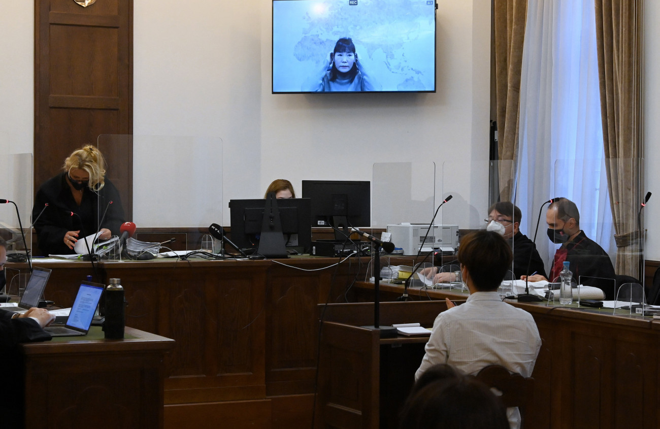 Budapest, 2021. december 16.
Tanúmeghallgatás a 2019. május 29-ei dunai balesetet okozó Viking Sigyn szállodahajó ukrán kapitánya ellen vízi közlekedés gondatlan veszélyeztetésének halálos tömegszerencsétlenséggel járó vétsége és más bűncselekmények vádjában indult büntetőper tárgyalásán a Pesti Központi Kerületi Bíróság tárgyalótermében 2021. december 16-án.
MTI/Máthé Zoltán
