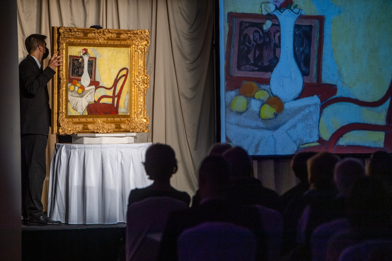 Budapest, 2021. december 20.
Galimberti Sándor Enteriőr Thonet-székkel és Gauguin-metszettel című festménye a Kieselbach Galéria 67. téli aukcióján a Budapest Marriott Hotelben 2021. december 20-án.
MTI/Balogh Zoltán