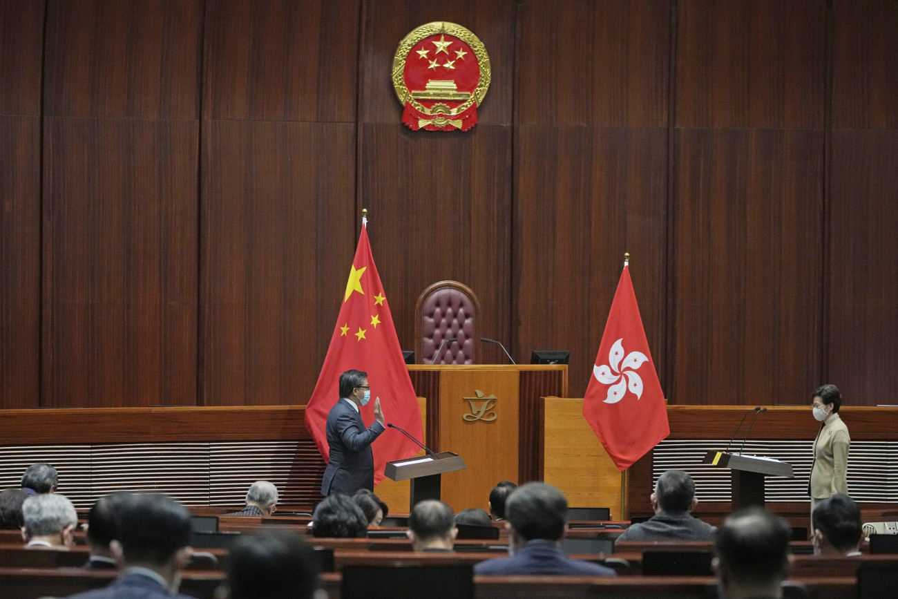 Hongkong, 2022. január 3.
Junius Ho, a hongkongi törvényhozói tanács egyik újonnan megválasztott tagja (b) leteszi hivatali esküjét Carrie Lam hongkongi kormányzó előtt (j) Hongkongban 2022. január 3-án. A 2021 decemberében tartott hongkongi törvényhozói tanácsi választásokon rekordalacsony, 30 százalékos részvételi arány mellett mind a 90 mandátumot Peking-párti jelöltek nyerték meg.
MTI/AP/Kin Cheung