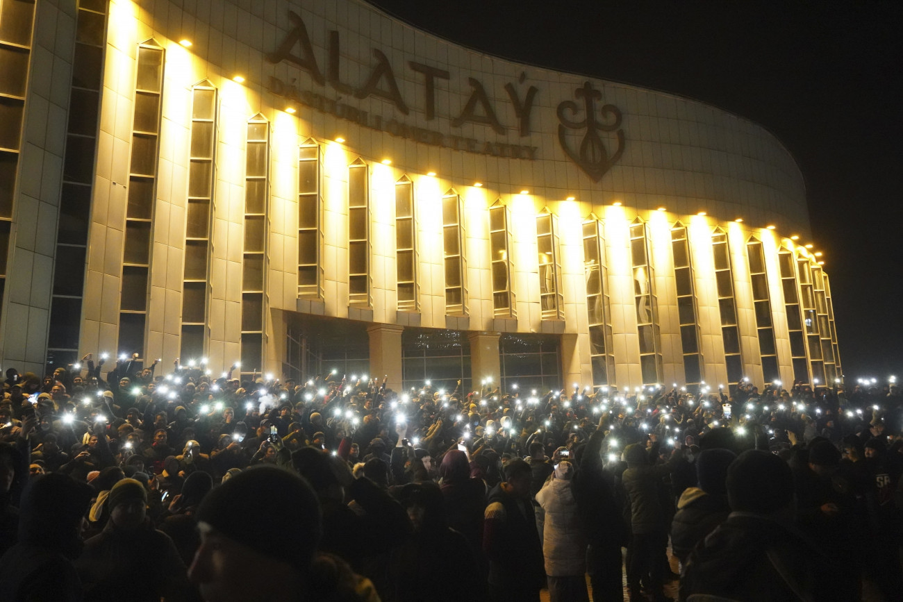 Almati, 2022. január 5.
Okostelefonjukkal világítanak tüntetők Almati központjában 2022. január 4-én. A tiltakozást az váltotta ki, hogy a kormány feloldotta a cseppfolyósított gáz árplafonját, aminek következtében megemelkedett a benzin népszerű alternatívájaként használt termék ára. Kaszim-Zsomart Tokajev kazah elnök este rendkívüli állapotot hirdetett ki a tömegtüntetések által legerősebben érintett nyugati Mangisztau megyében és Almati városában.
MTI/AP/Vladimir Tretyakov