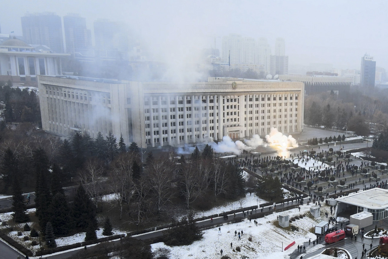 Almati, 2022. január 6.
Füst száll fel Almati polgármesteri hivatalának épületéből, miután botokkal és fémrudakkal felfegyverkezett tüntetők megrohamozták 2022. január 5-én. A rendőrök könnygázgránátokkal igyekeztek útján állni a mintegy ezer embernek, akik áttörték a biztonsági erők kordonját. A kazahsztáni tiltakozások január 2-án kezdődtek Zsanaozen városban, miután az országban eltörölték a cseppfolyósított földgáz árplafonját, és emiatt jelentősen megemelkedett a benzin alternatívájaként használt autógáz (LPG) ára. A zavargások átterjedtek az ország több városára, köztük Almatira és vidéki településekre is. Kaszim-Zsomart Tokajev elnök menesztette kormányát, és két régióban rendkívüli állapotot hirdetett.
MTI/AP/Yan Blagov