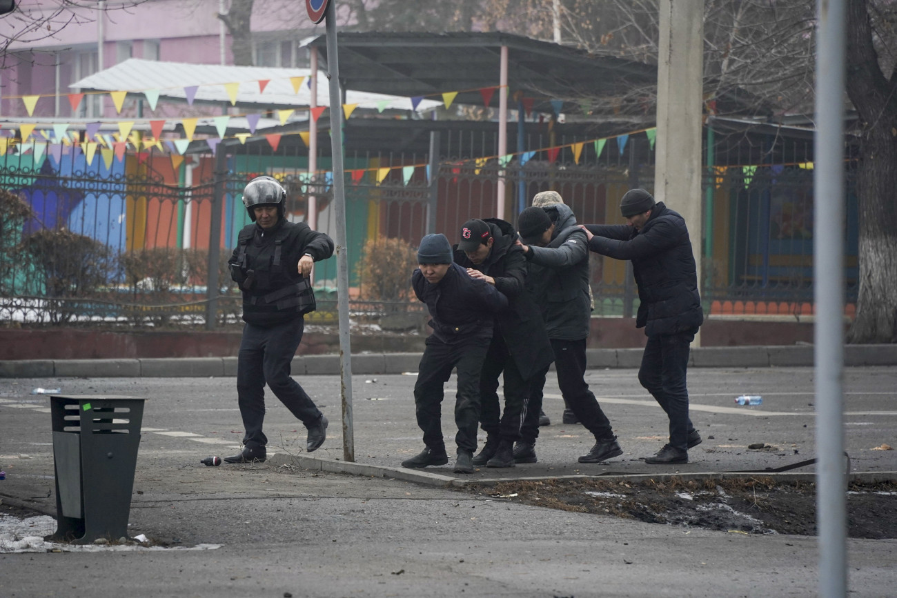 Almati, 2022. január 8.
Őrizetbe vett tüntetőket kísér rendőr Almatiban 2022. január 6-án. Kazahsztánban napok óta heves összecsapások zajlanak tüntetők és a biztonsági erők között, és ezeknek több tucatnyi halálos áldozata van. Az erőszakos tüntetők több középületet kifosztottak és felgyújtottak. A cseppfolyós földgáz árának emelkedése miatt kezdődött tiltakozások országos rezsimellenes tömegmegmozdulássá szélesedtek. Kaszim-Zsomart Tokajev kazah elnök arra utasította a rendvédelmi szerveket és a hadsereget, hogy figyelmeztetés nélkül nyissanak tüzet.
MTI/AP/NUR.KZ/Vlagyimir Tretyjakov