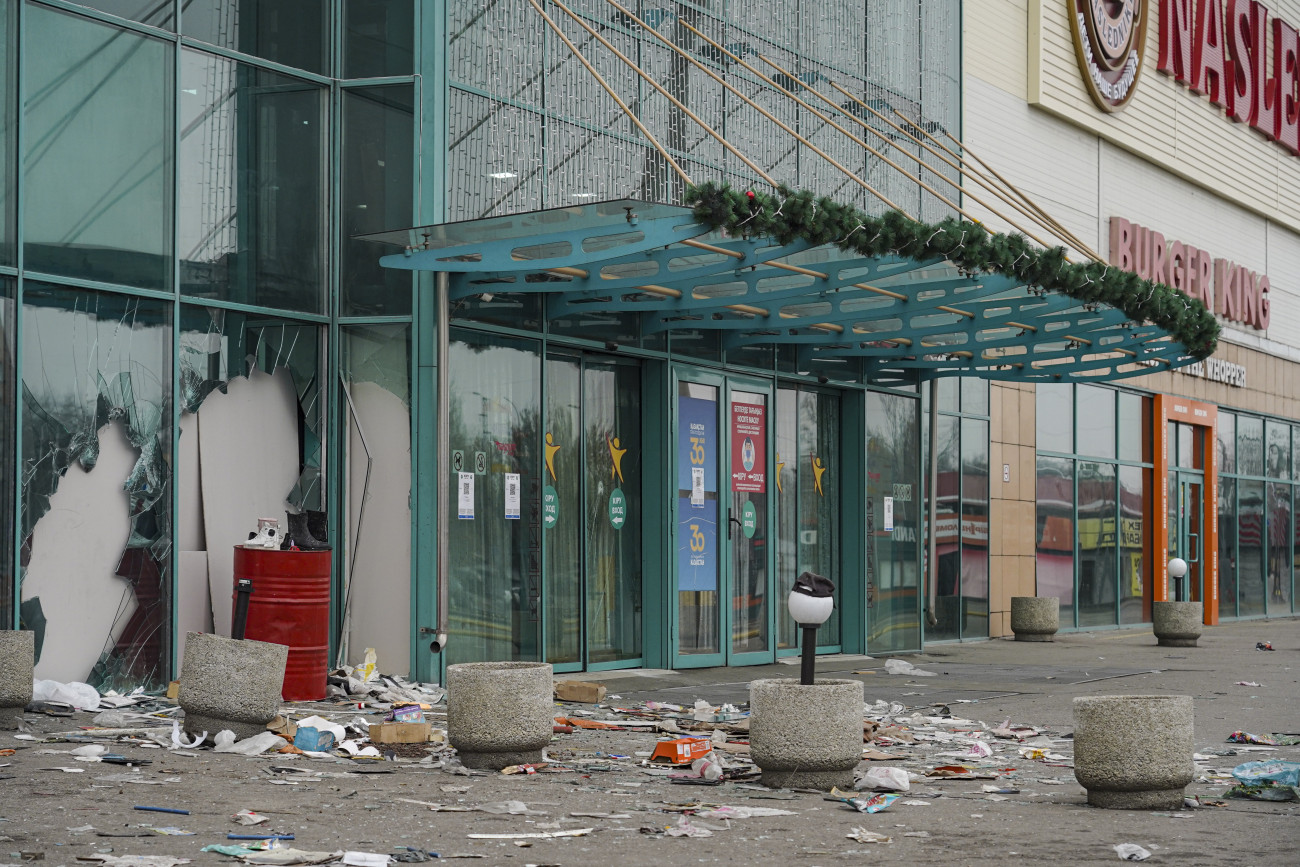 Almati, 2022. január 10.
Kifosztott és megrongált bevásárlóközpont Almatiban 2022. január 10-én. Meg nem erősített értesülések szerint több mint 150 ember életét vesztette az előző napokban, amikor heves összecsapások zajlottak tüntetők és a biztonsági erők között, mert a cseppfolyós földgáz árának emelkedése miatt kezdődött tiltakozások országos rezsimellenes tömegmegmozdulássá szélesedtek. A kazah nemzetbiztonsági bizottság közölte, hogy a helyzet stabilizálódott a közép-ázsiai országban.
MTI/EPA