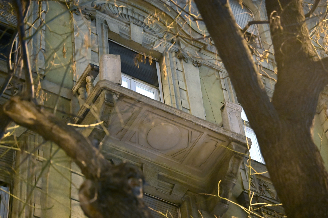 Budapest, 2022. január 12.
Társasház erkélyének kiszakadt korlátja a főváros XIII. kerületében, a Váci úton 2022. január 12-én hajnalban. A harmadik emeleti erkély korlátja kiszakadt, egy nő a járdára zuhant és a helyszínen meghalt.
MTI/Mihádák Zoltán