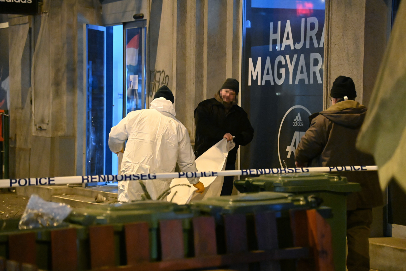 Budapest, 2022. január 12.
Rendőrök helyszínelnek egy társasház előtt a főváros XIII. kerületében, a Váci úton 2022. január 12-én hajnalban. Az épület egyik harmadik emeleti erkélyének korlátja kiszakadt, egy nő a járdára zuhant és a helyszínen meghalt.
MTI/Mihádák Zoltán