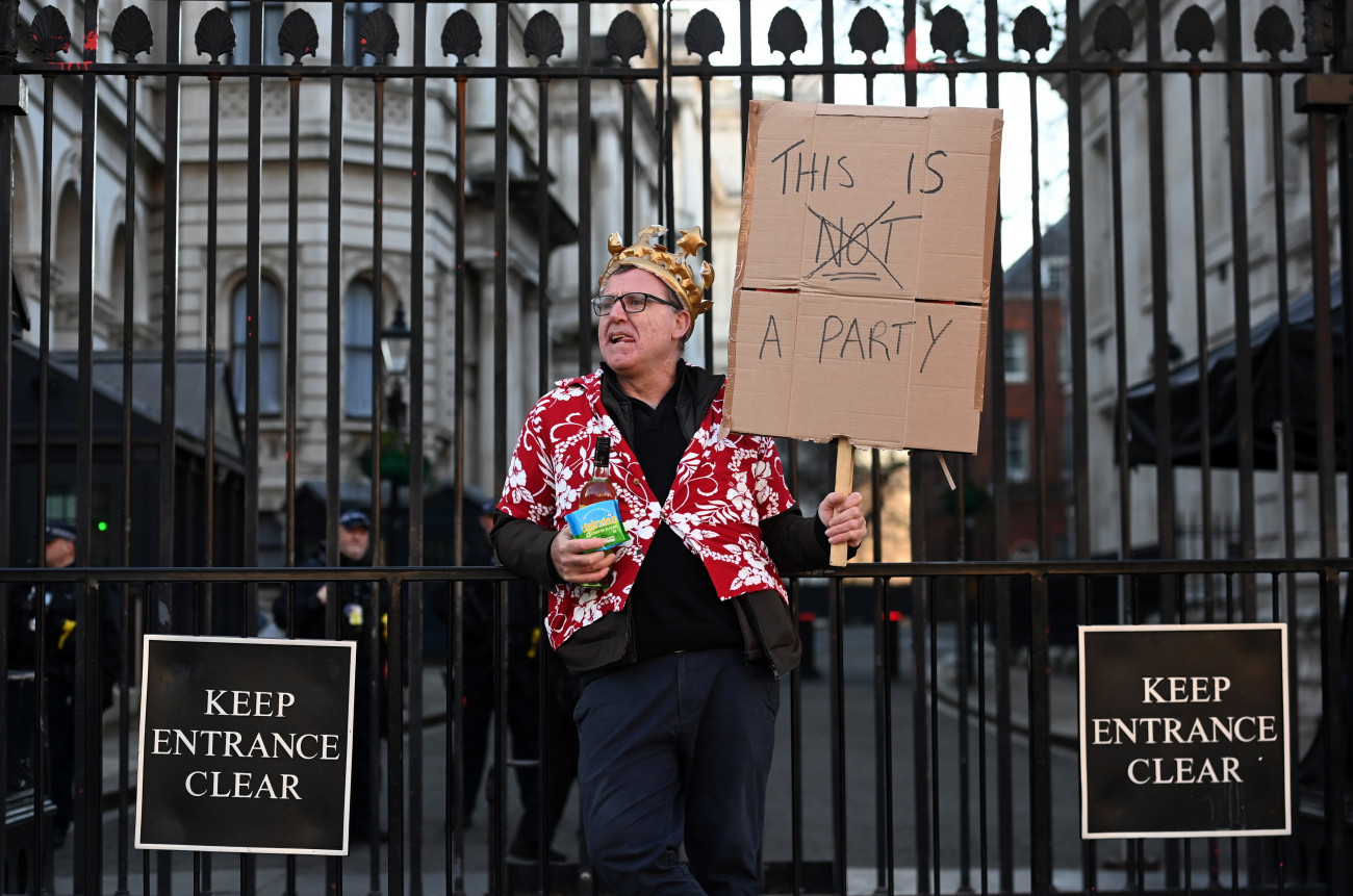 London, 2022. január 12.
Egy tüntető a londoni kormányfői rezidencia, a Downing Street 10. előtt 2022. január 12-én. Boris Johnson brit miniszterelnök a nap folyamán elnézést kért a koronavírus-járvány megfékezésére 2020 tavaszán elrendelt zárlat idején rendezett Downing Street-i kerti parti miatt, elismerve, hogy jelen volt az összejövetelen.
MTI/EPA/Andy Rain