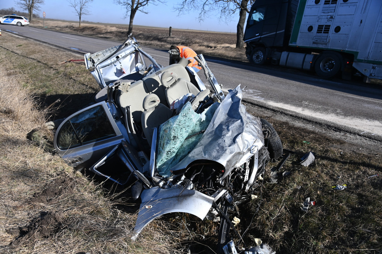 Cegléd, 2022. január 30.
Összeroncsolódott személyautó Cegléd közelében, a 311-es úton, miután a gépjármű összeütközött egy kamionnal 2022. január 30-án. A balesetben az autójába beszorult 67 éves sofőr életét vesztette.
MTI/Mihádák Zoltán