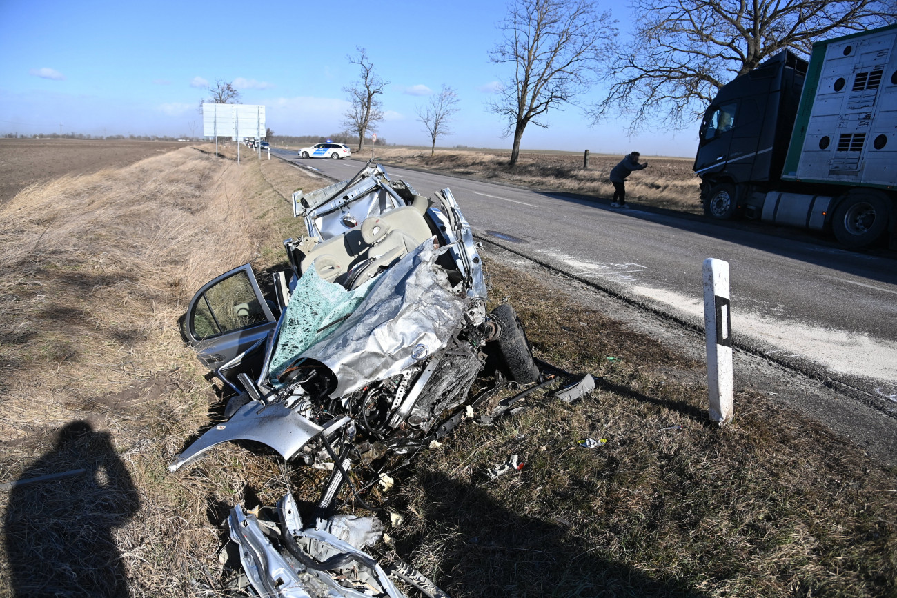 Cegléd, 2022. január 30.
Összeroncsolódott személyautó Cegléd közelében, a 311-es úton, miután a gépjármű összeütközött egy kamionnal 2022. január 30-án. A balesetben az autójába beszorult 67 éves sofőr életét vesztette.
MTI/Mihádák Zoltán