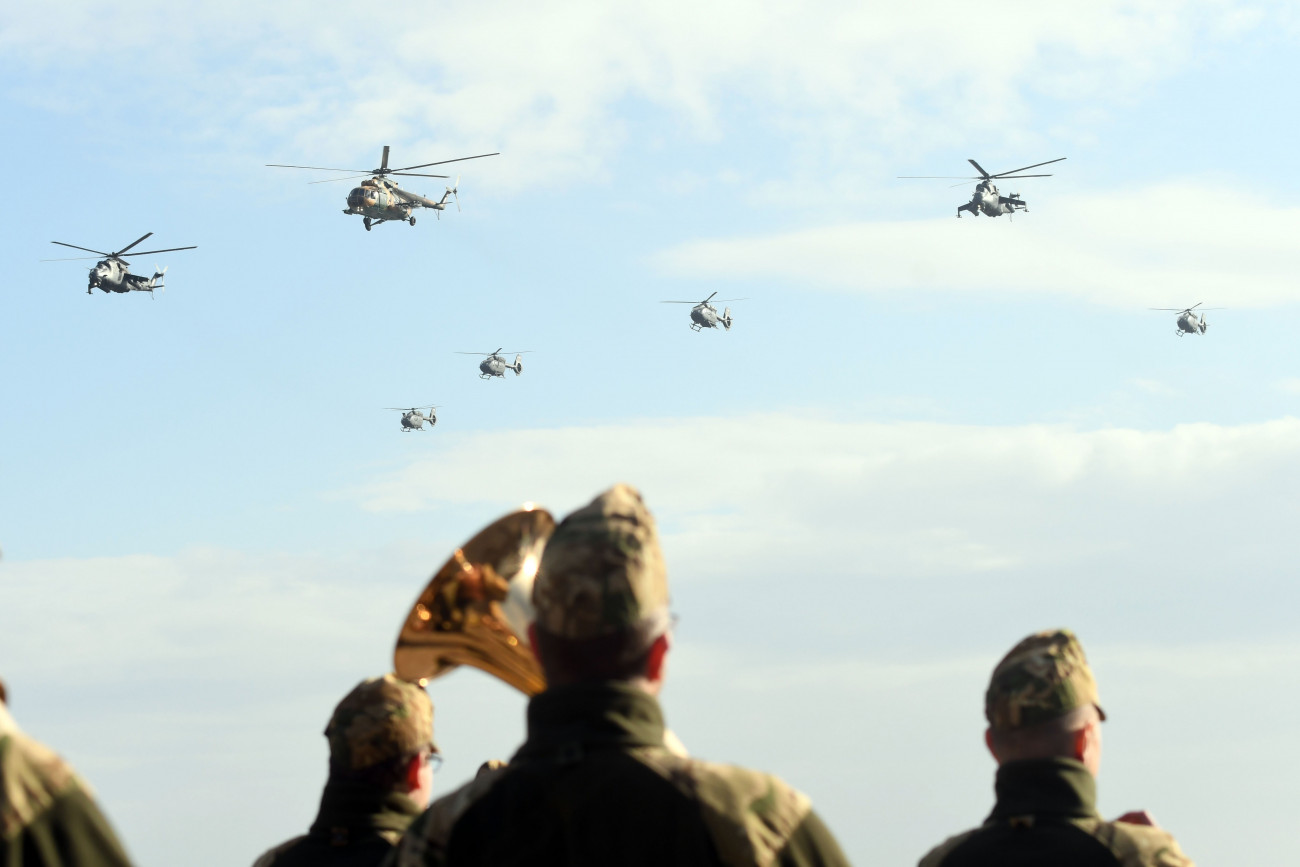 Szolnok, 2022. február 1.
Helikopter-kötelék repül át a Mérföldkő a haderőfejlesztésben? Könnyű helikopter képességcél elérése című rendezvényen az MH 86. Szolnok Helikopter Bázison 2022. február 1-jén. A Zrínyi 2026 honvédelmi és haderőfejlesztési programban teljessé vált a szolnoki bázis H145M többcélú könnyű helikopterflottája, 2021 decemberében megérkezett a szolnoki bázisra a flotta utolsó, huszadik gépe.
MTI/Mészáros János
