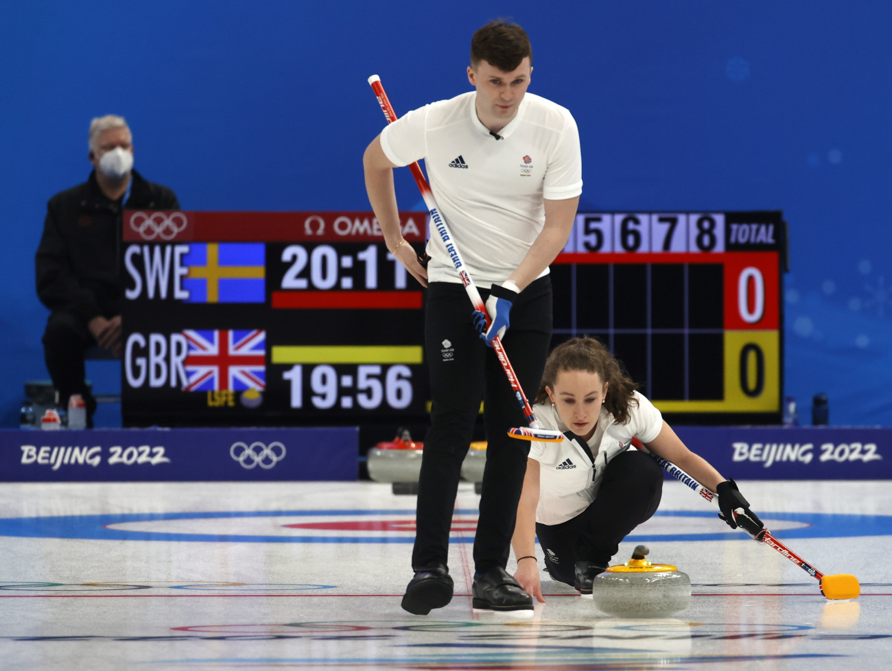 Peking, 2022. február 2.
A brit Jennifer Dodds (j) és Bruce Mouat a 2022-es téli olimpia férfi vegyespáros curling selejtezőjében játszott Svédország-Nagy-Britannia mérkőzésen a pekingi Nemzeti Vizi Központban 2022. február 2-án.
MTI/EPA/Roman Pilipej